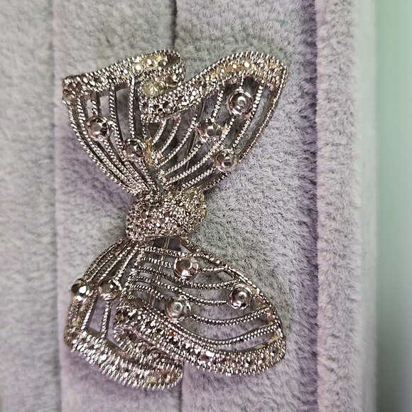 Elegant Silver Tone Bow Brooch - Picture 6 of 14